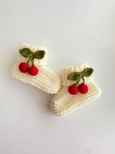 Cherry Kiss Babybooties / Handgestrickte Babyschuhe mit Kirschmotiv